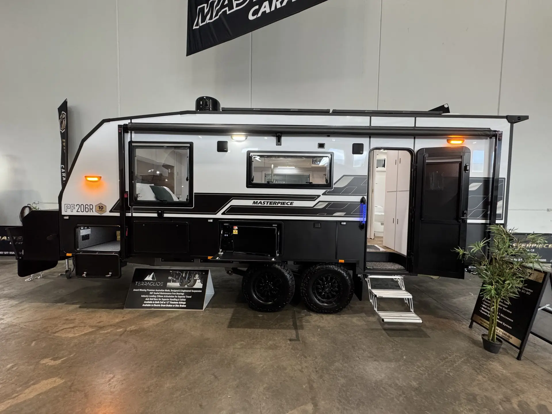 MASTERPIECE PERFORMANCE 20’6 REAR DOOR CLUB LOUNGE TERRAGLIDE AIRBAG SUSPENSION