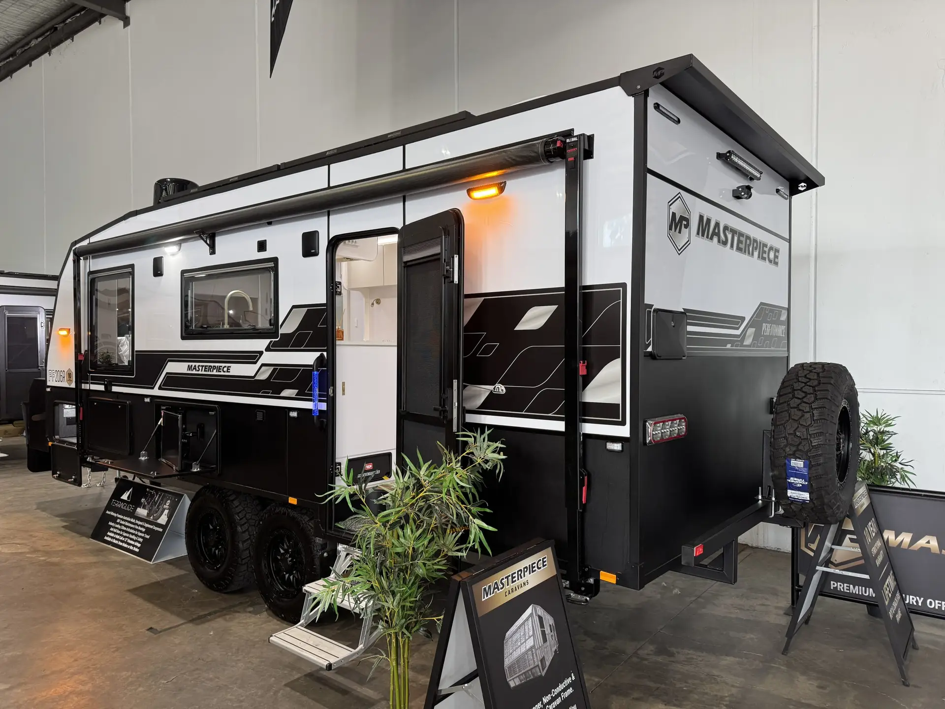 MASTERPIECE PERFORMANCE 20’6 REAR DOOR CLUB LOUNGE TERRAGLIDE AIRBAG SUSPENSION