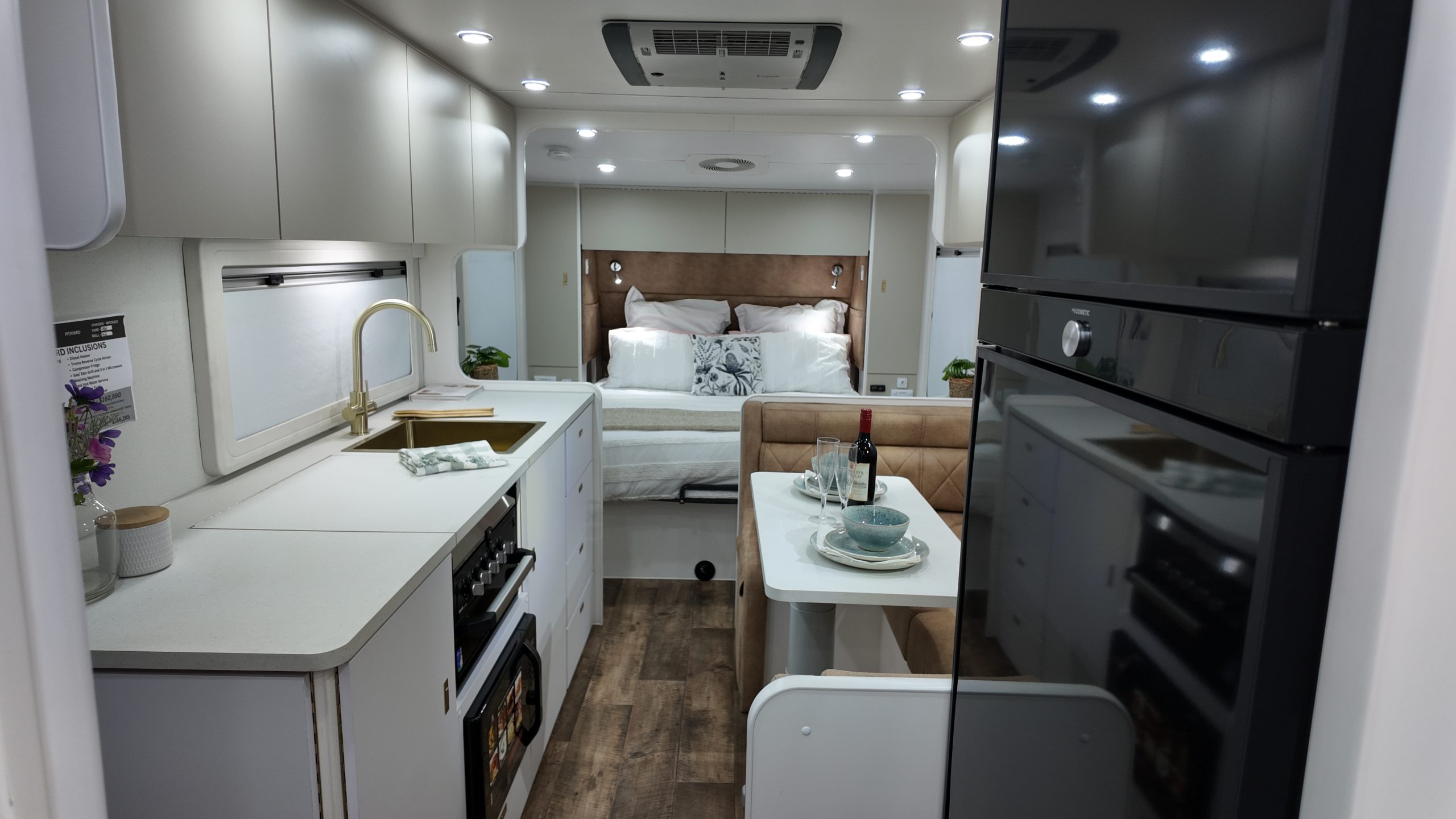 MASTERPIECE PERFORMANCE 20’6 REAR DOOR CLUB LOUNGE TERRAGLIDE AIRBAG SUSPENSION