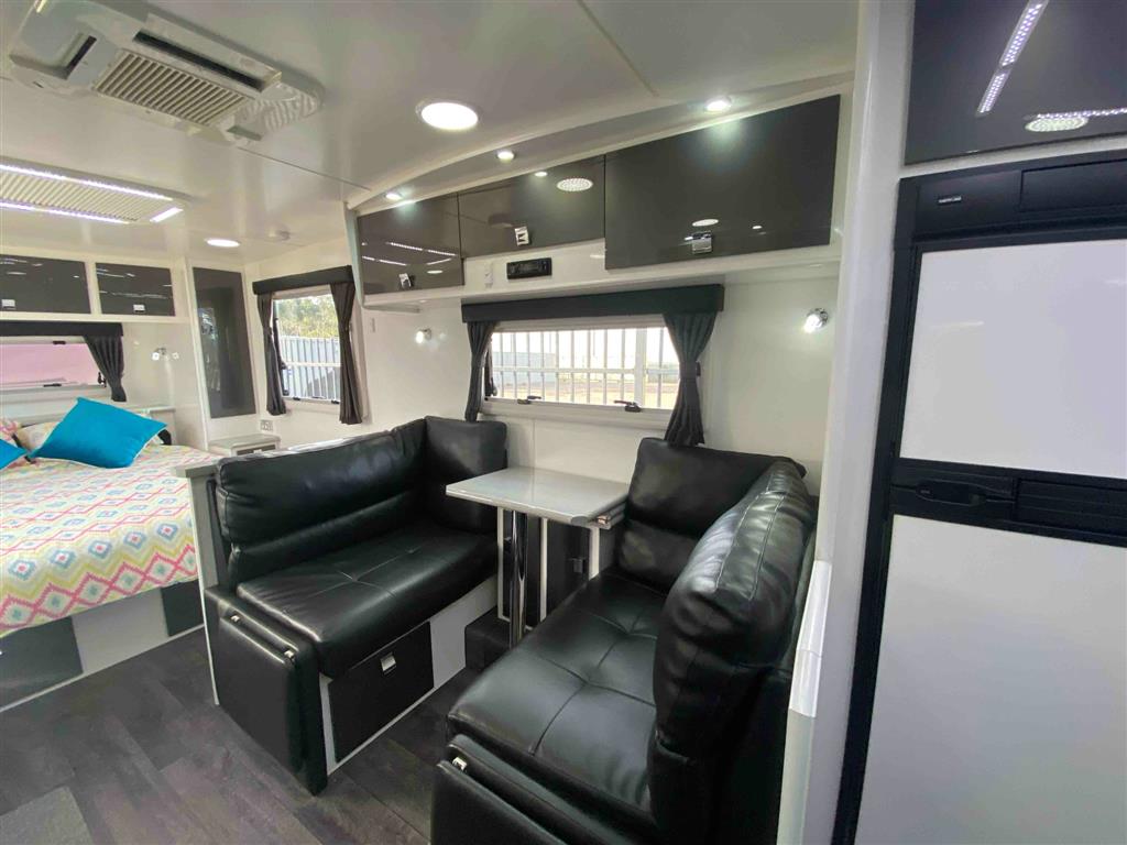 2015 PARAMOUNT VOGUE Caravan