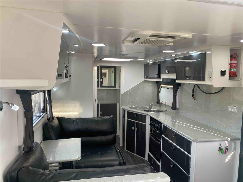 2015 PARAMOUNT VOGUE Caravan