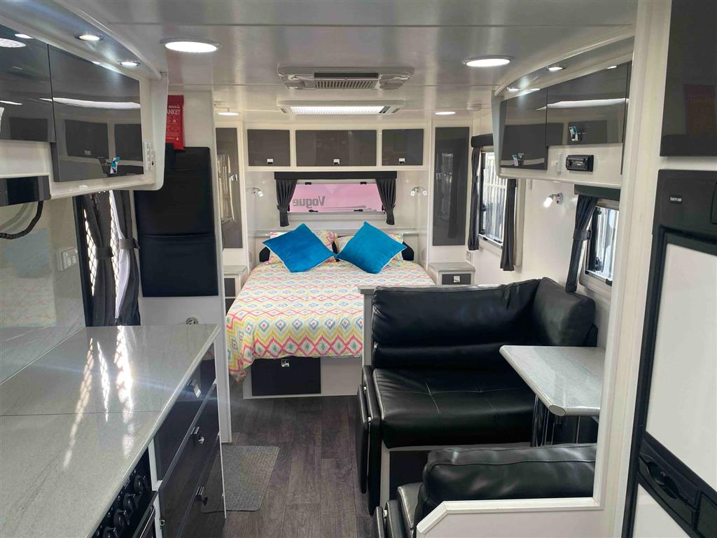 2015 PARAMOUNT VOGUE Caravan