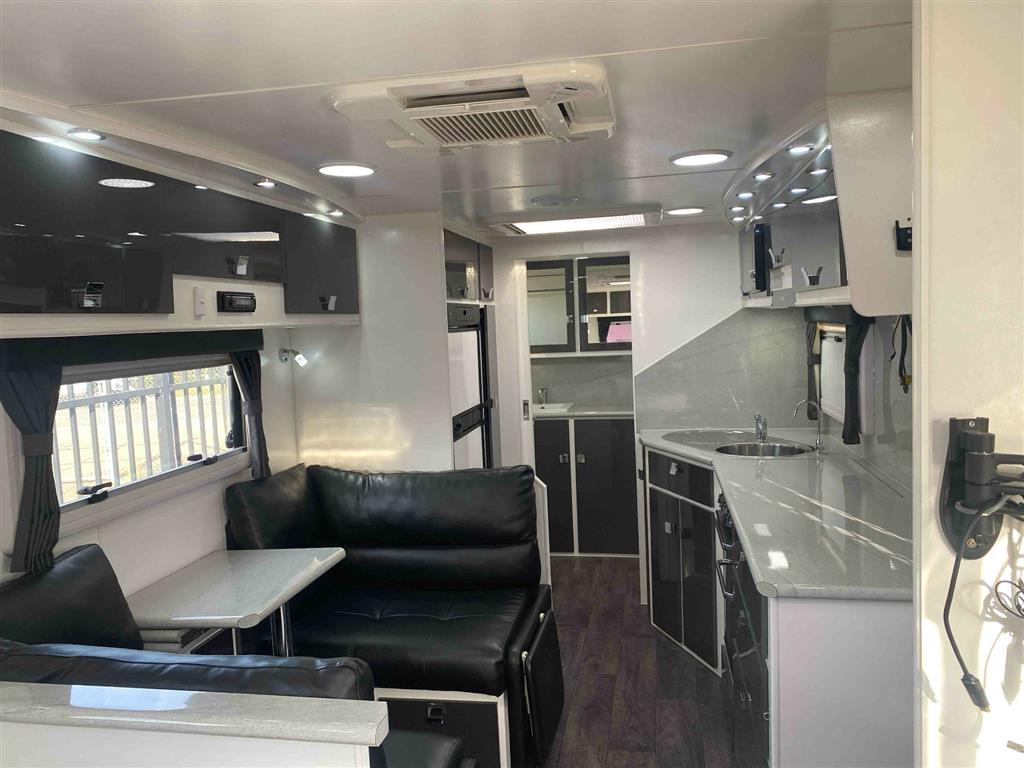 2015 PARAMOUNT VOGUE Caravan