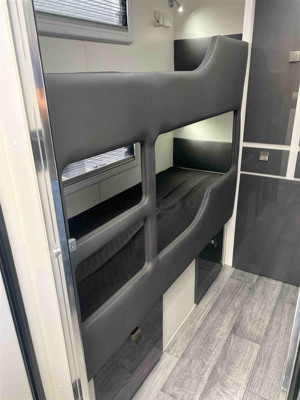 2019 VACATIONER ROADTRACKER CARAVAN