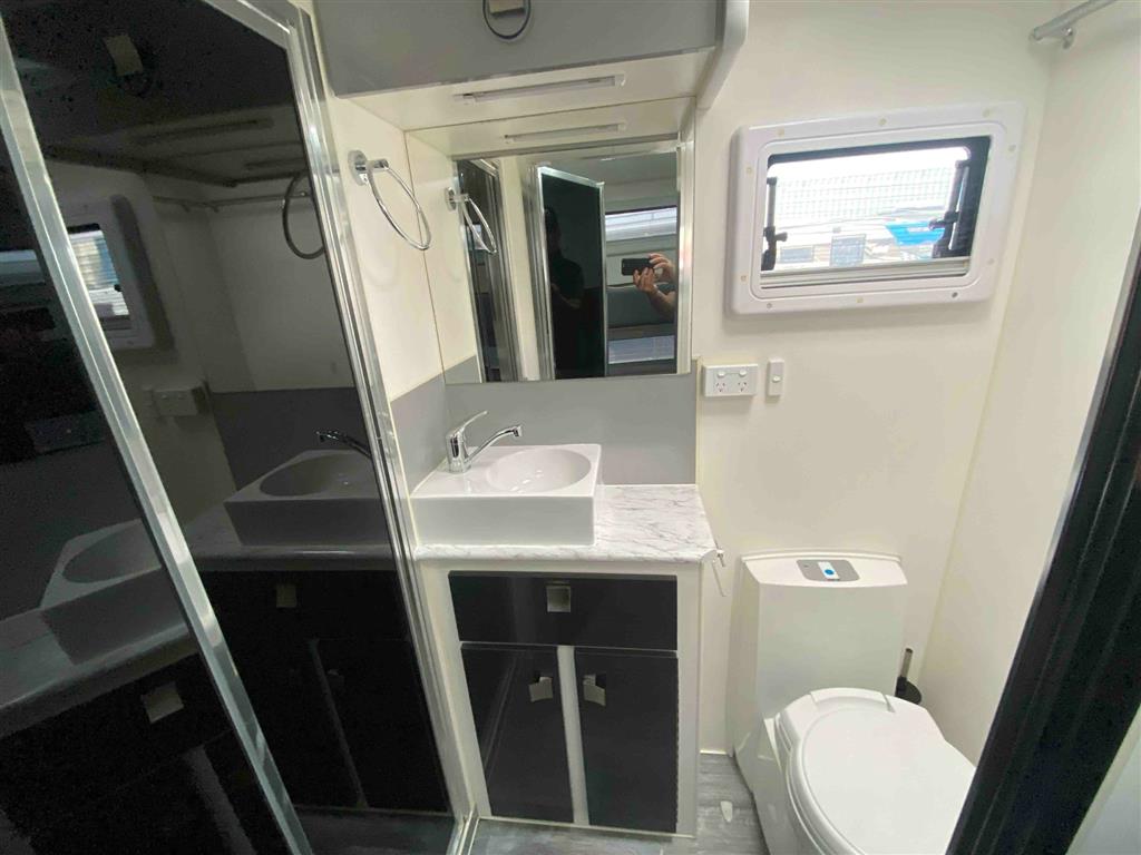 2019 VACATIONER ROADTRACKER CARAVAN