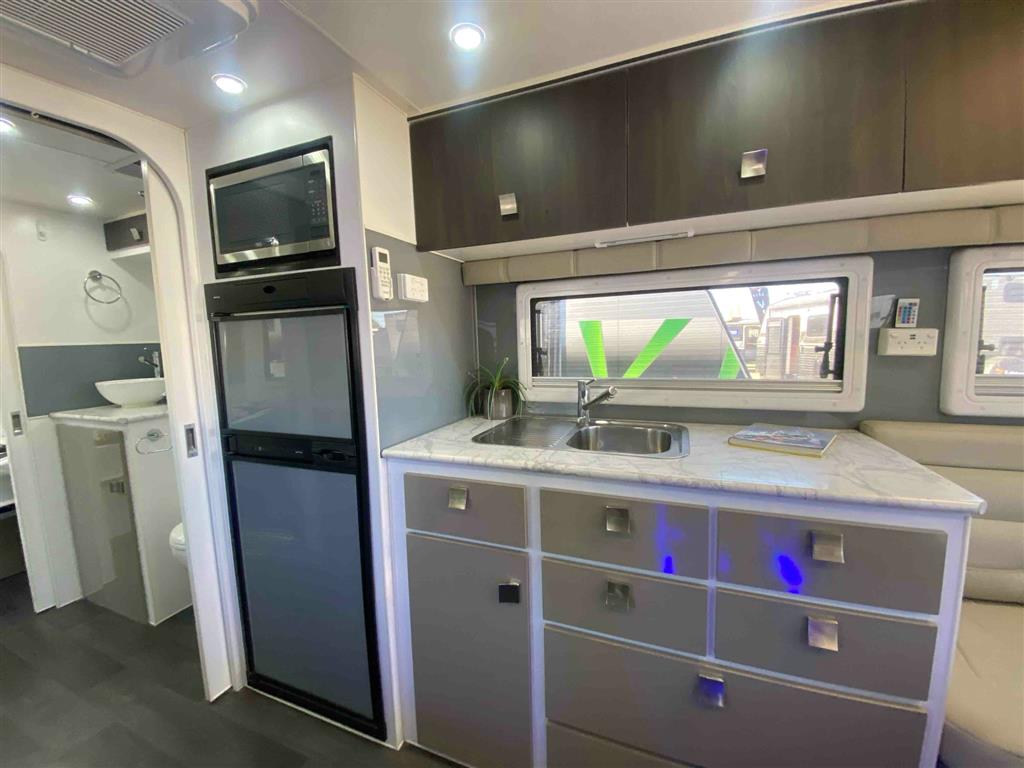2019 Vacationer Roadtracker Caravan Club Lounge