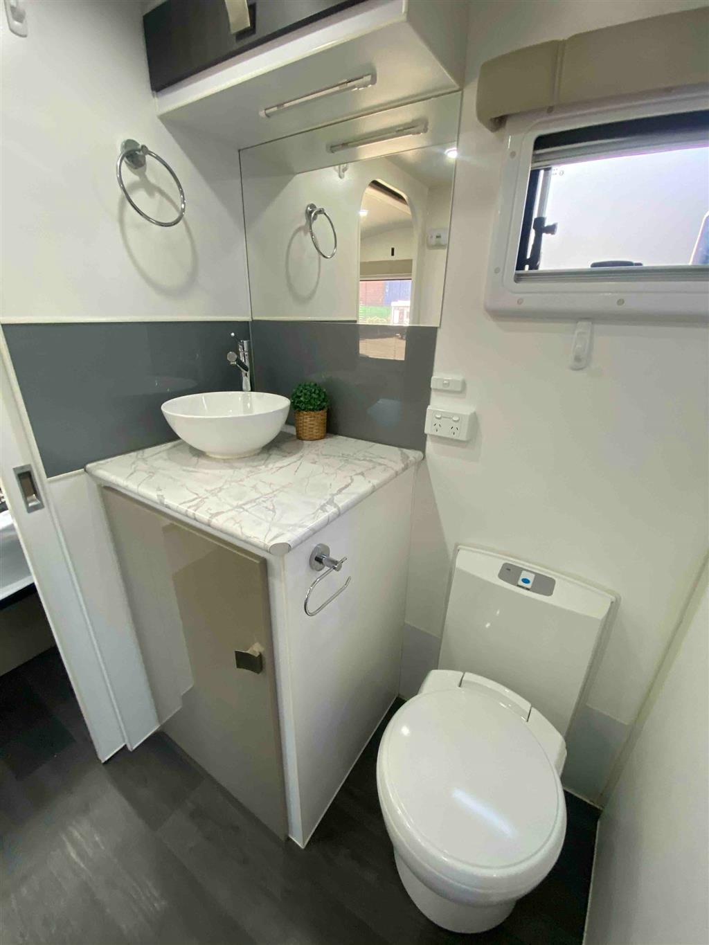 2019 Vacationer Roadtracker Caravan Club Lounge
