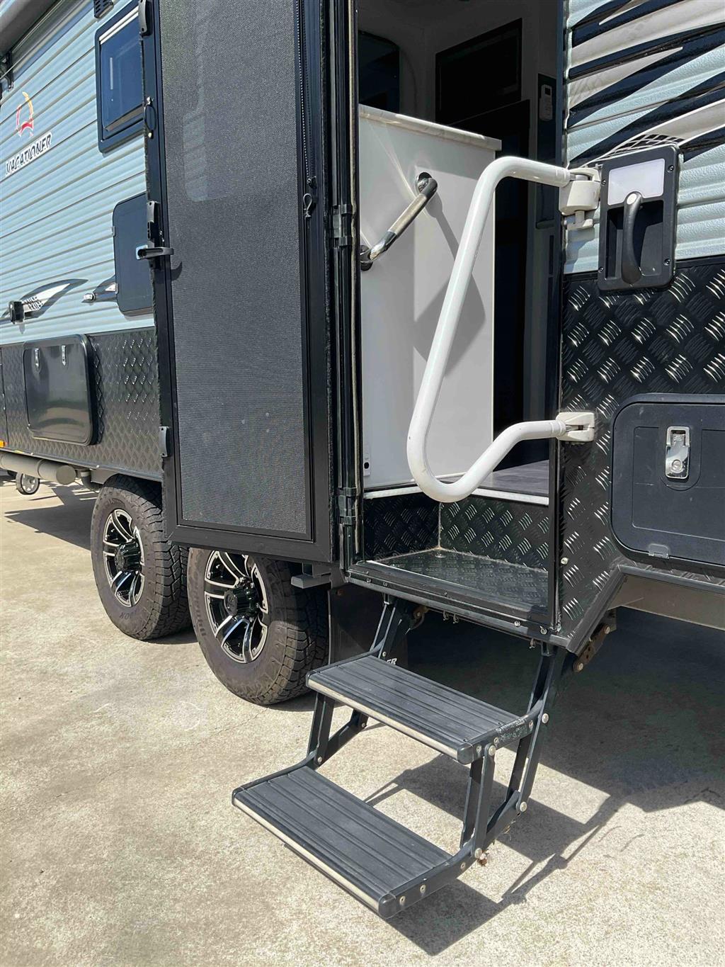 2019 Vacationer Roadtracker Caravan Club Lounge