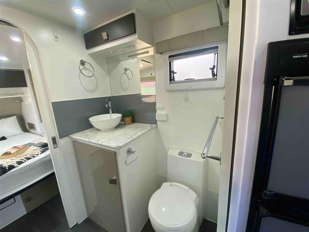 2019 Vacationer Roadtracker Caravan Club Lounge