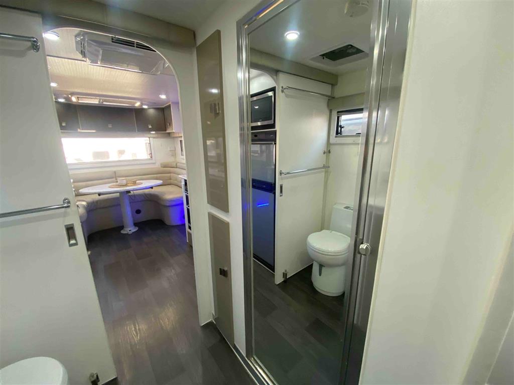 2019 Vacationer Roadtracker Caravan Club Lounge