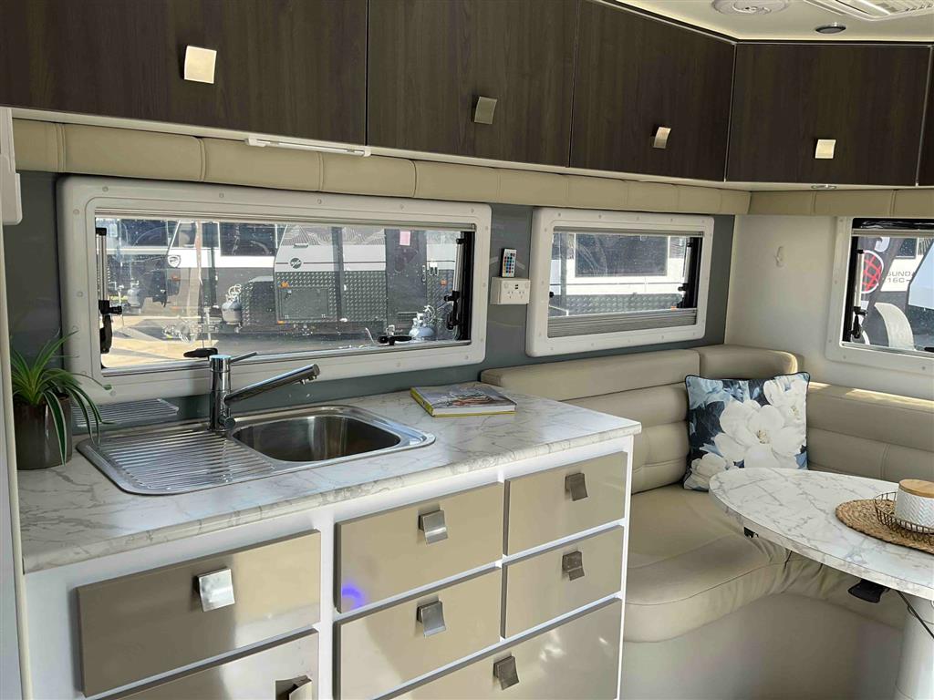 2019 Vacationer Roadtracker Caravan Club Lounge