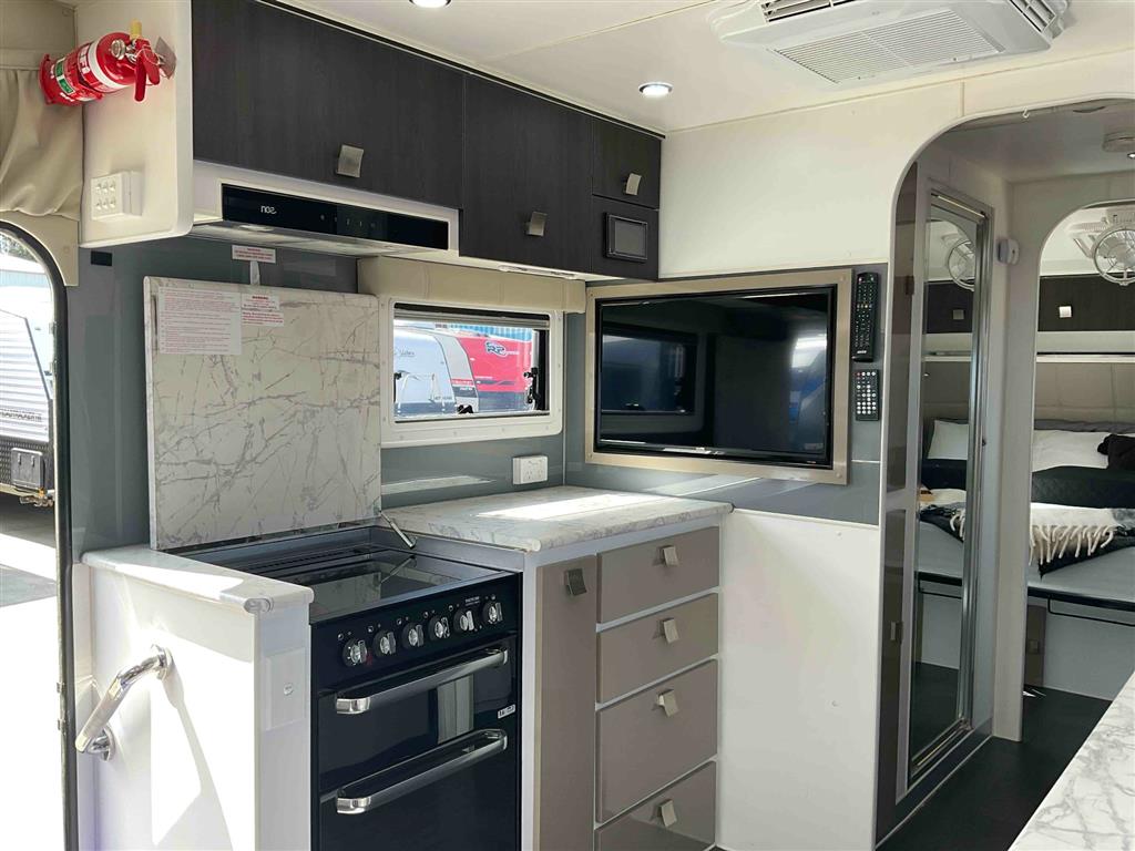 2019 Vacationer Roadtracker Caravan Club Lounge