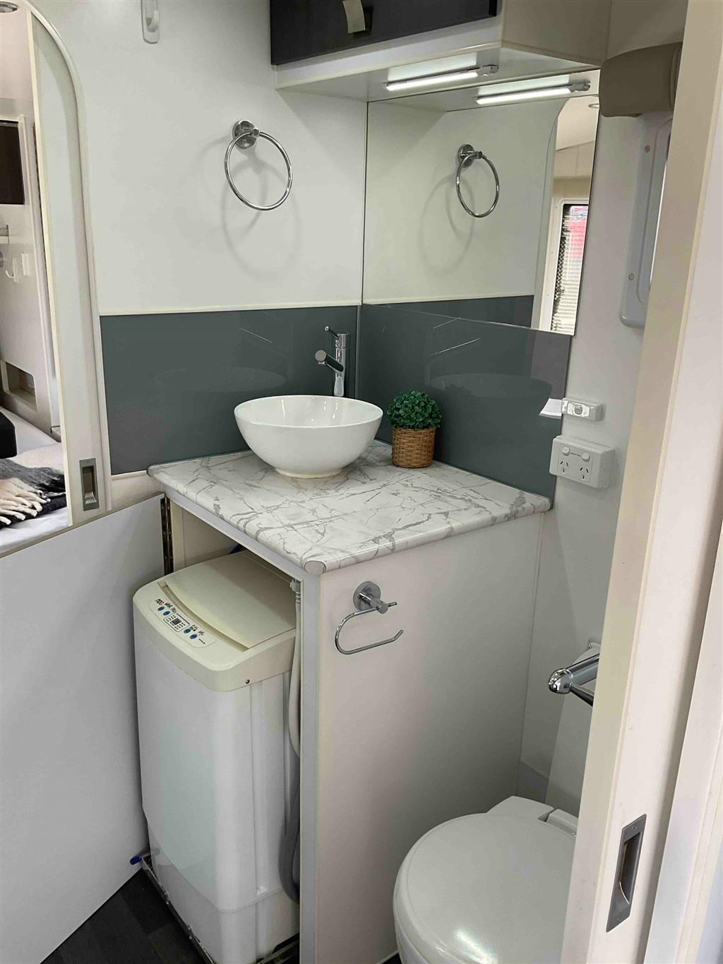 2019 Vacationer Roadtracker Caravan Club Lounge