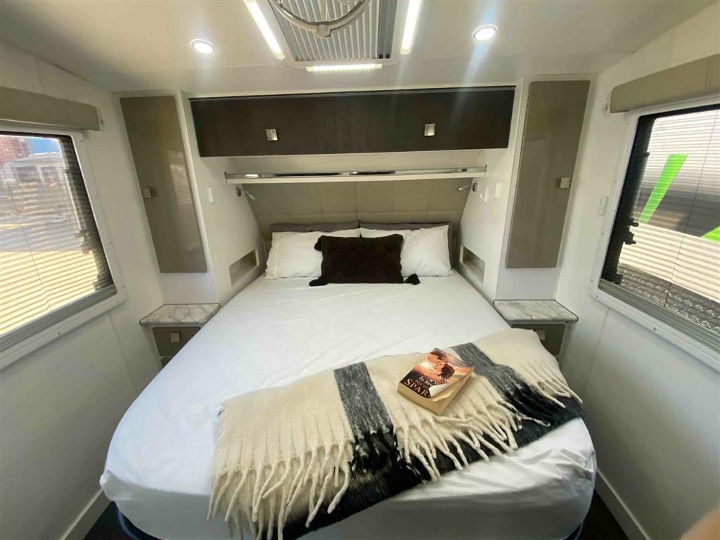 2019 Vacationer Roadtracker Caravan Club Lounge