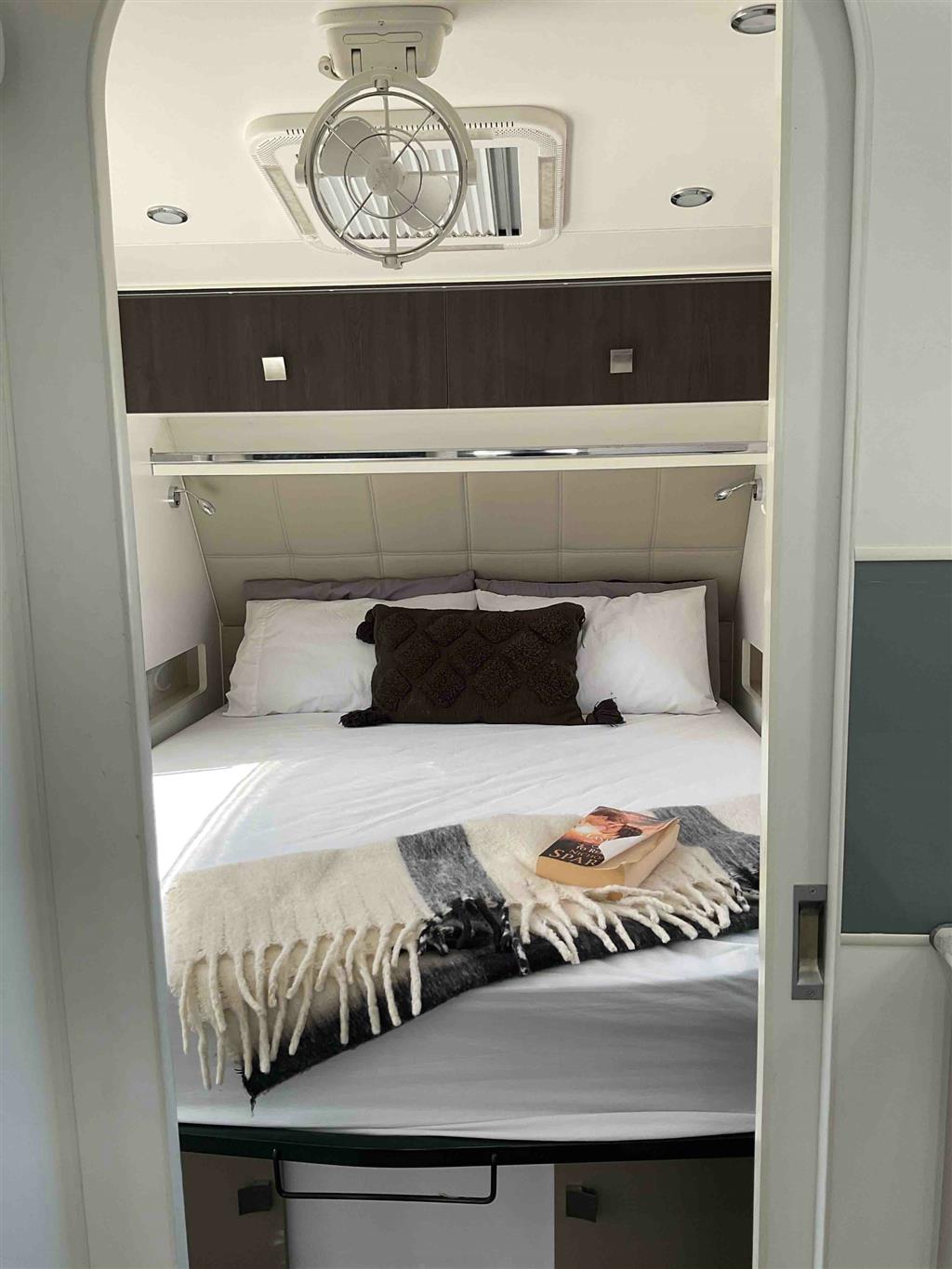 2019 Vacationer Roadtracker Caravan Club Lounge