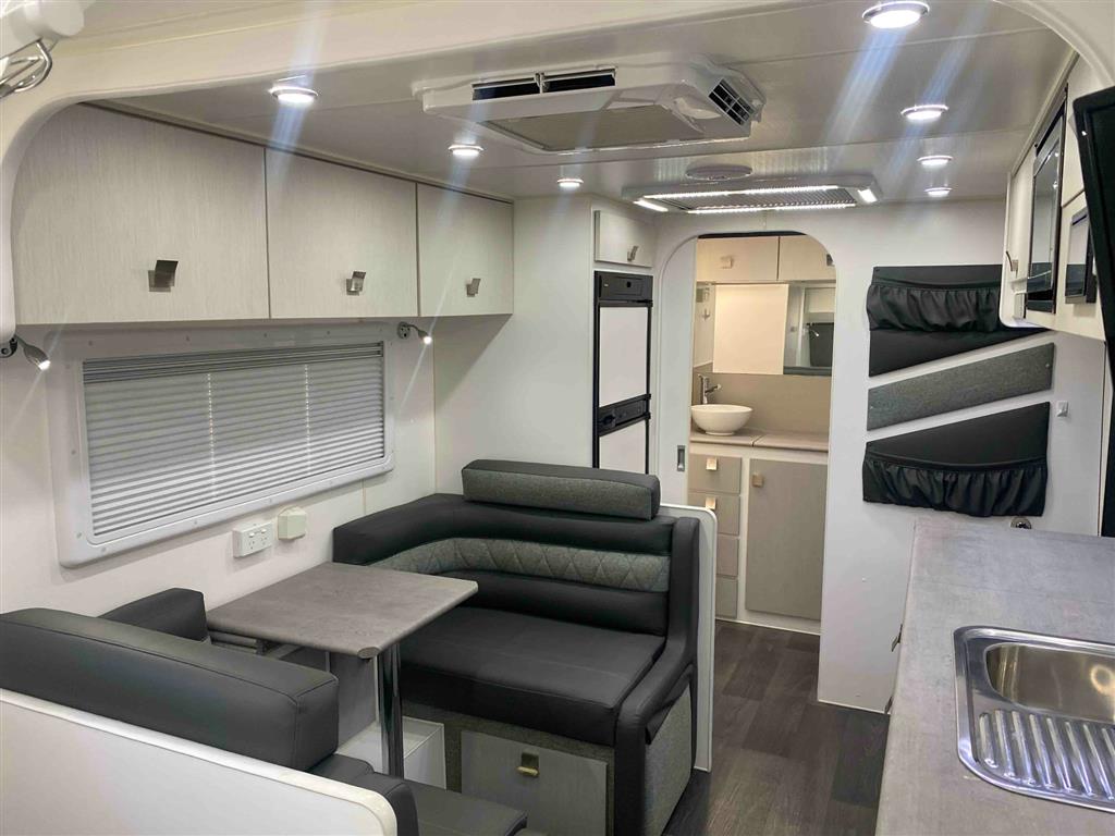 2019 VACATIONER ROADTRACKER CARAVAN