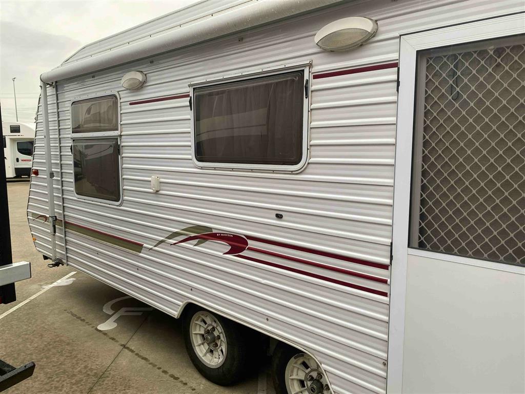 2003 MADISON SILHOUETTE Caravan