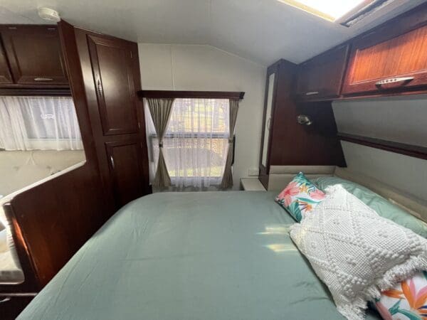  Motorhomes and Camper Trailers
