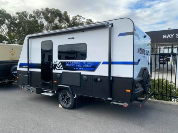  and floor.<br>Lightweight and easy to tow