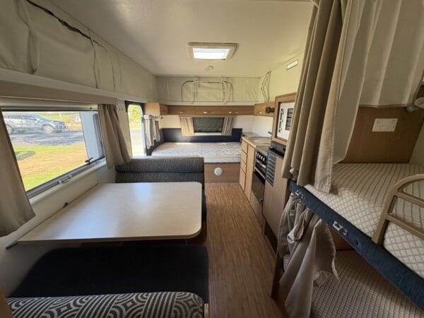  Motorhomes and Camper Trailers