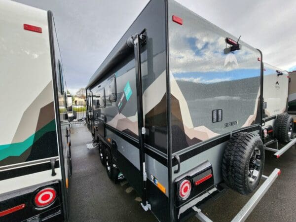  Motorhomes and Camper Trailers