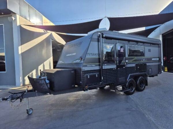 TITANIUM HARDCORE 2 X BUNK 196 - Caravans