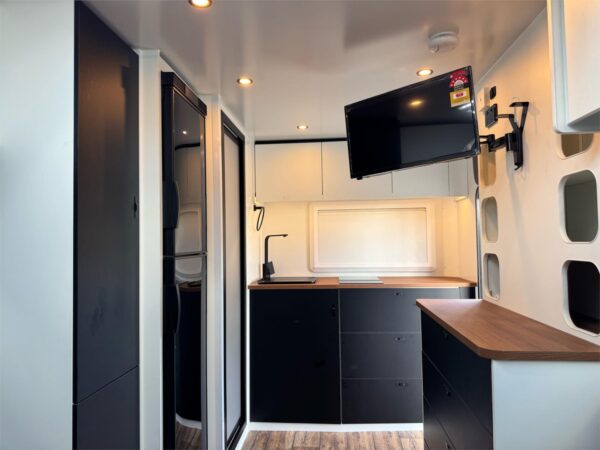  Motorhomes and Camper Trailers