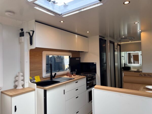  Motorhomes and Camper Trailers