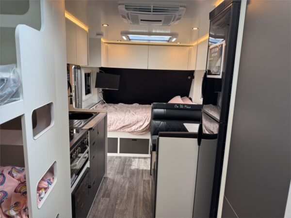  Motorhomes and Camper Trailers