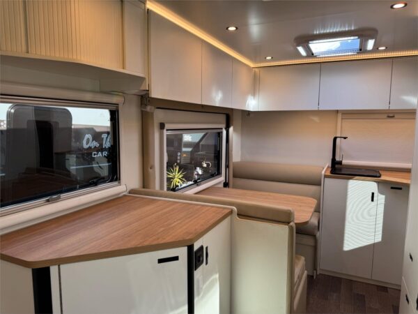  Motorhomes and Camper Trailers